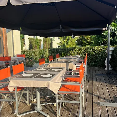 فندق La Vinaigrerie Logis جوينفيل